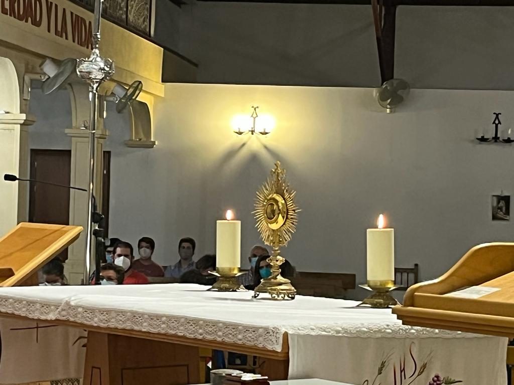 La comunidad de Cursillos de Córdoba adorando a Jesús Sacramentado