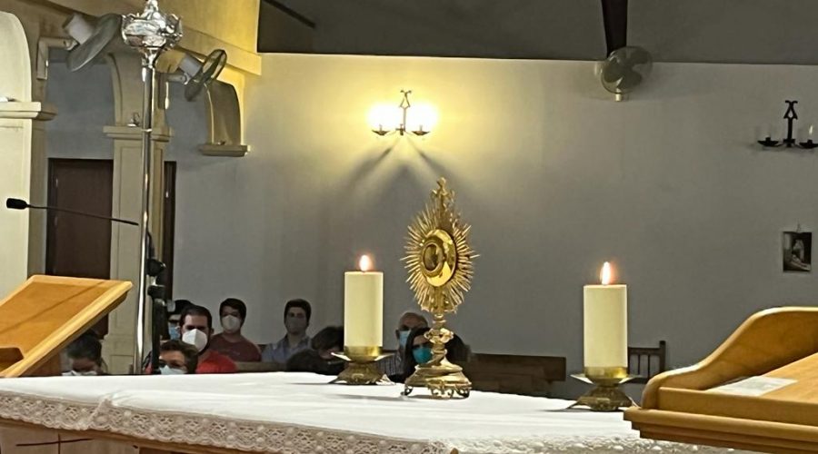 La comunidad de Cursillos de Córdoba adorando a Jesús Sacramentado
